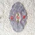Detaillierte Nahaufnahme eines ovalen Vintage-Spitzenuntersetzers mit Blumenstickerei - 21*14,5 cm / Blau