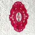 Detaillierte Makroansicht des rosa retro europäischen ovalen Spitzenstickerei-Untersetzers - 21*14,5 cm / Rot