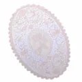 Detail van een ovale kanten doily met elegant bloemenborduurwerk en schulprand. - 41*31cm / Beige