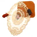 Hoogwaardig detail van een elegante beige ovale kant placemat met roze bloemenborduurwerk - 28*28cm / Vierkant / Beige