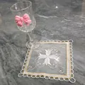 Vista detallada de un elegante posavasos cuadrado de encaje con bordado blanco - 16*16cm / Platino