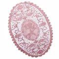 Gedetailleerde weergave van een roze ovale kanten placemat met geborduurde bloemmotieven - 41*31cm / Oudroze
