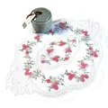Nahaufnahme von elegantem weißem Spitzen-Platzset mit roter Blumenstickerei - Weiß