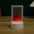 Detalle de la lámpara de arte de arena movediza 3D con líquido rojo y base blanca - Rojo