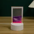 Primer plano de lámpara de mesa de arena en movimiento con líquido violeta suave - Atenuación Táctil de Color / Púrpura