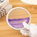 Primer plano de un adorno circular de arte de arena movediza 3D con detalles púrpura y oro. - Purple sand table [without base]