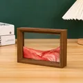 Nahaufnahme von 3D-Fließsandkunst mit rotem Sand in Holzrahmen auf Tisch - Holzrahmen Sandbild / 17.5X12.5X4CM / China Rot