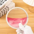 Primer plano de un adorno circular de pintura de arena movediza 3D rosa y dorado en la mano - Pink sand table [without base]