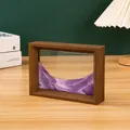 Vista detallada del arte de arena movediza 3D con arena morada en un marco de madera - Cuadro Arena Marco Madera / 17.5X12.5X4CM / Violeta