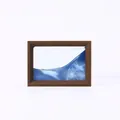 Vista frontal de un adorno de arte de arena movediza 3D en un marco de madera minimalista - 7 Pulgadas (17.5x12.5x4cm) / Azul
