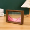 Detailansicht des 3D-Fließsandbildes in Rosa und Weiß auf einem Schreibtisch aus Holz - Holzrahmen Sandbild / 17.5X12.5X4CM / Mädchen Rosa
