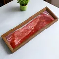 Vista de detalle de marco de madera rectangular con arte líquido de arena movediza roja - Tamaño 28x12x3 / Café