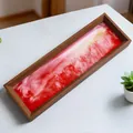 Detalle de cerca del arte de arena movediza 3D en un marco de madera rectangular - Rojo China