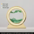 Pequeña lámpara de mesa circular de arena movediza dorada con un paisaje verde - Batería Seca/Enchufe / 10" / Marco Dorado Arena Verde