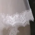 Detailaufnahme eines weißen einlagigen Brautschleiers mit eleganter Wimpernspitze-Kante. - 140cm Wimpernkante (T163) / Reinweiß
