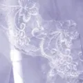 Primer plano de un velo de novia blanco con un intrincado bordado de encaje floral - 1,5m / Blanco