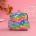 Gros plan sur un porte-monnaie à paillettes arc-en-ciel avec fermoir en métal argenté. - Iridescent Arc-en-ciel / 3 Pouces
