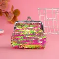 Vue détaillée d'un porte-monnaie à paillettes colorées avec fermoir en métal argenté - Multicolore Rose Jaune Vert / 3 Pouces