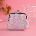 Gros plan d'un porte-monnaie à paillettes irisées avec fermoir à baiser argenté - Multicolore Rose Vert Bleu / 3 Pouces