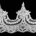 Detailopname van wit geborduurd mesh kant met pailletten en luxe botkoord details. - Wit
