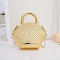 Elegante goldene Abendtasche in Schlossform mit Strasssteinen, Griff und Kettenriemen. - Gold