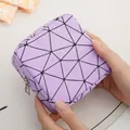Tragbare lila Aufbewahrungstasche für Damenbinden mit geometrischem Dreiecksmuster - Lila