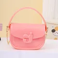 Modische rosa Gel-Handtasche für Mädchen mit goldener Kette und niedlichem Design. - Rosa