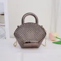 Elegante metallische Mini-Abendtasche mit Strass-Textur und goldener Kette. - Gunmetal