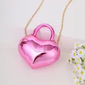 Elegante pinke herzförmige Mini-Handtasche aus glänzendem Acryl mit goldener Kettenschulterkappe - Fuchsia