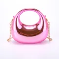 Elegante metallisch rosa Mondsichel-Handtasche mit Hochglanz-Finish und goldener Kette - Rosa