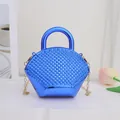 Elegante blaue metallische Abendtasche mit funkelnden Glitzersteinen und goldener Kette - Blau