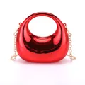 Elegante rote glänzende Lackleder-Halbmond-Handtasche mit goldener Kette-Variante - Rot