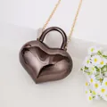 Herzförmige glänzende Acryl-Mini-Handtasche mit goldener Kette in metallischem Braun. - Schwarz
