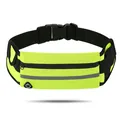 Vue détaillée de la ceinture de course jaune fluorescent avec bande réfléchissante et trou - Type standard / Vert