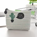 Dreieckige Kleingeldbörse aus Canvas mit Kaktus-Print und dem Slogan Stay Away From Me - Ein Kaktus Stil