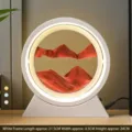 Lámpara de mesa circular de arena movediza con un marco blanco y luz LED cálida - Batería Seca/Enchufe / 10" / Marco Blanco Arena Roja