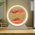 Lámpara de mesa circular blanca con un paisaje dinámico de arte de arena movediza roja - Batería Seca/Enchufe / 10" / Marco Plateado Arena Roja