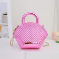 Mini pinke Handtasche in Schlossform mit Strasssteinen und goldener Kette Metall - Fuchsia