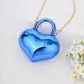 Mini borsa a tracolla in acrilico blu a forma di cuore con catena oro - Blu