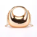 Glänzende metallisch goldene Halbmond-Handtasche mit Rundgriff und eleganter Goldkette - Gold