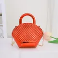 Elegante Mini-Handtasche in Orange aus Lackleder mit Strass-Details und Goldkette - Rot