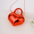 Elegante mini borsa in acrilico rosso lucido a forma di cuore con catena dorata - Rosso