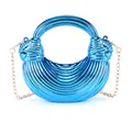 Metallisch blaue, plissierte sichelförmige Abendtasche mit eleganter goldener Kette - Blau