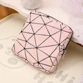 Tragbare rosa Damenbinden-Aufbewahrungstasche mit einem schwarzen geometrischen Muster - Metallrosa