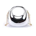 Silberne Metallic-Halbmondtasche mit goldener Kette für Crossbody- oder Handtaschenstil - Silber