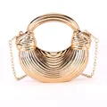 Elegante goldene Metallic-Abendtasche mit Plisseemuster, Rundgriff und langer Kette - Gold