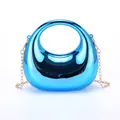 Borsa a mezzaluna in pelle verniciata blu metallizzato con manico tondo e tracolla a catena - Blu