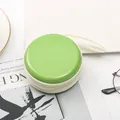 Vista ravvicinata di un piccolo portamonete verde in latta stile macaron con cerniera lampo. - Verde