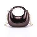 Borsa a luna metallizzata con manico circolare e catena dorata in finitura bronzo lucido - Nero