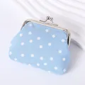 Hellblaue gepunktete Münzbörse mit retro Metallverschluss für Münzen und kleine Gegenstände - Gepunktetes Blau
